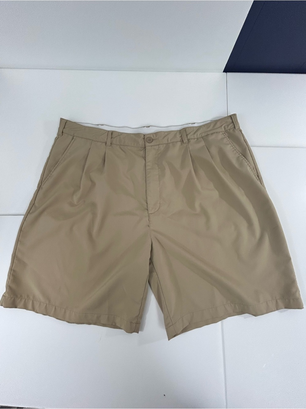 Reebok Golf Mens Pleated Khaki Tan Stretch Performance Shorts Size 50